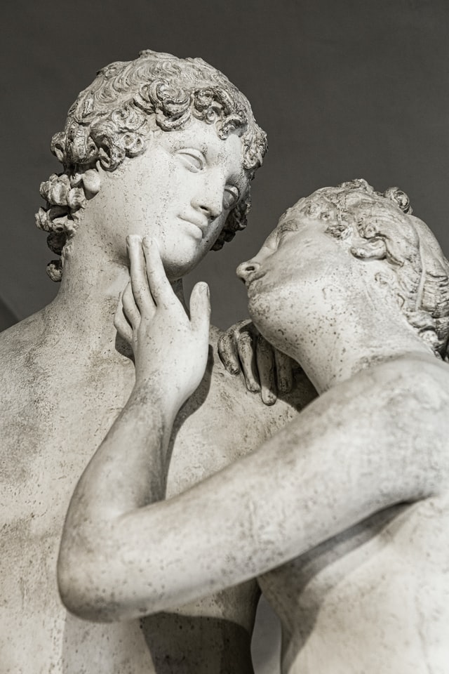 statues in love